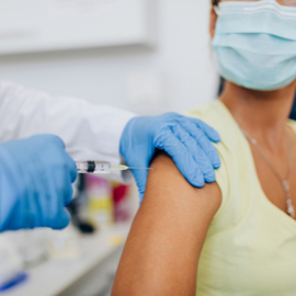 Proceso de vacunación y sello COVID-19